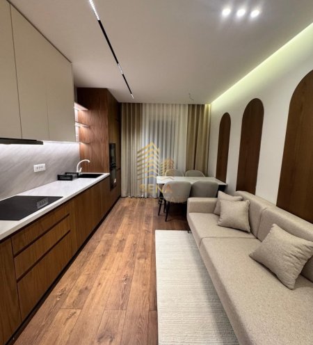 Tirane, jepet me qera apartament 1+1 Kati 4, 50 m² 700 € (Xhamllik, Xhanfize keko)