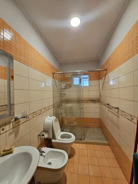 Tirane, jepet me qera apartament Kati 5, 120 m² 550 € (Myslym shyri)