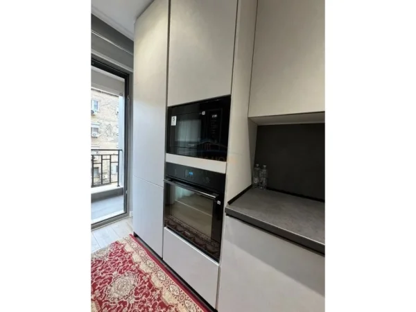 Tirane, jepet me qera apartament 2+1 Kati 2, 76 m² 900 € (Shkolla e Kuqe)