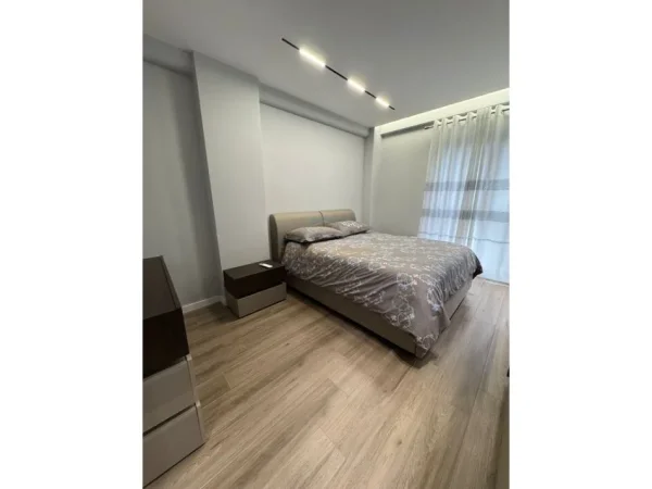 Tirane, jepet me qera apartament 2+1 Kati 2, 76 m² 900 € (Shkolla e Kuqe)