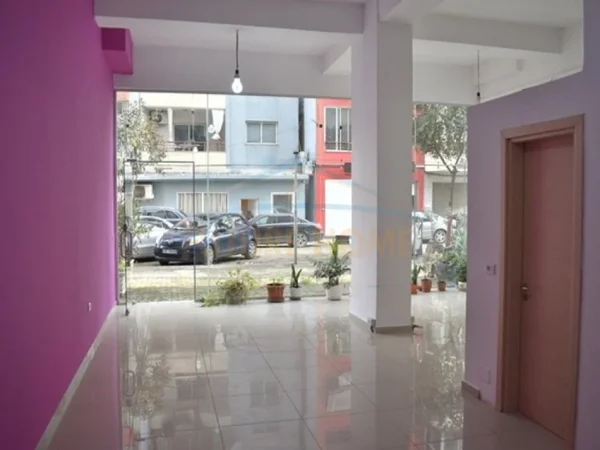 Tirane, jepet me qera ambjent biznesi Kati 0, 53 m² 500 € (Unaza e re)