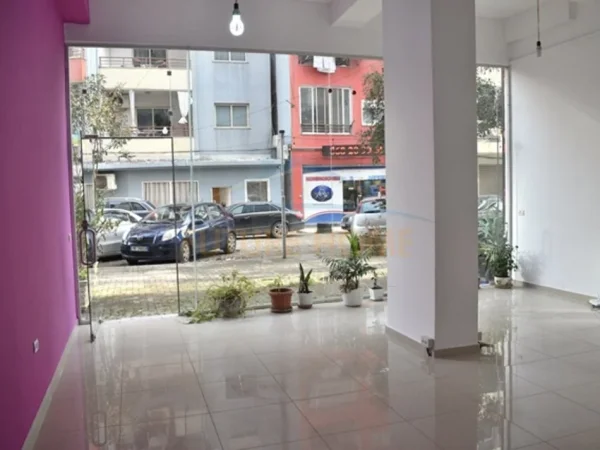 Tirane, jepet me qera ambjent biznesi Kati 0, 53 m² 500 € (Unaza e re)