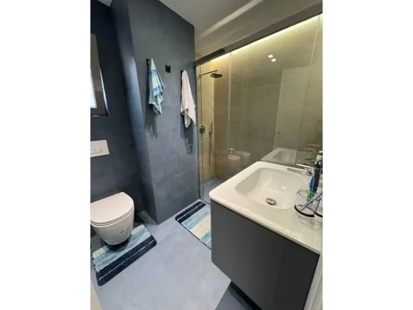 Tirane, jepet me qera apartament 2+1+Ballkon Kati 2, 77 m² 900 € (Pazari i Ri)