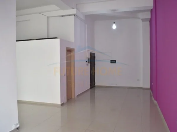 Tirane, jepet me qera ambjent biznesi Kati 0, 53 m² 500 € (Unaza e Re)