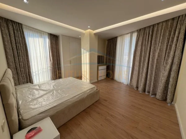 Tirane, jepet me qera apartament 2+1 Kati 5, 104 m² 1.000 € (Rruga Mine Peza , Golden Tower)