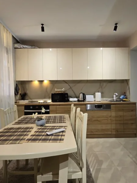 Tirane, jepet me qera apartament 1+1 Kati 2, 70 m² 650 € (Qender)