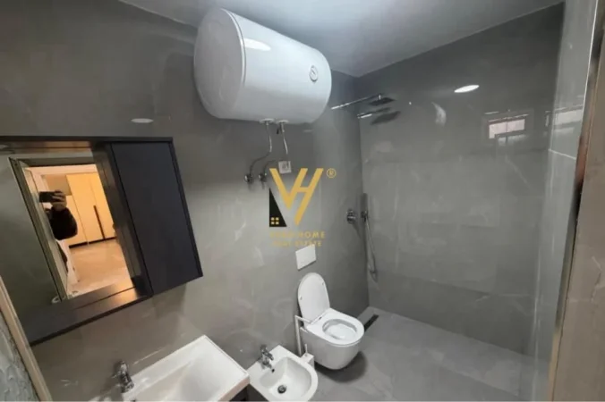 Tirane, jepet me qera apartament 2+1+Ballkon Kati 1, 95 m² 700 € (STACIONI I TRENIT)