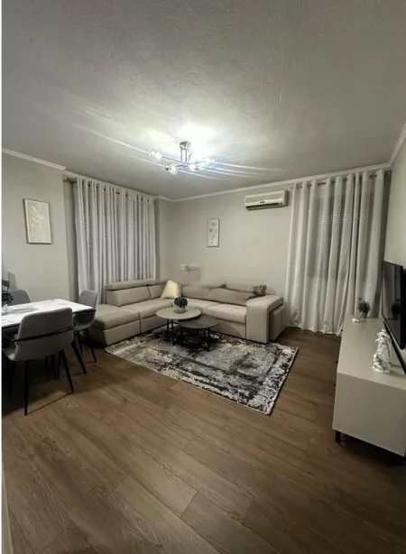 Tirane, jepet me qera apartament 1+1 Kati 4, 78 m² 750 € (QENDER)