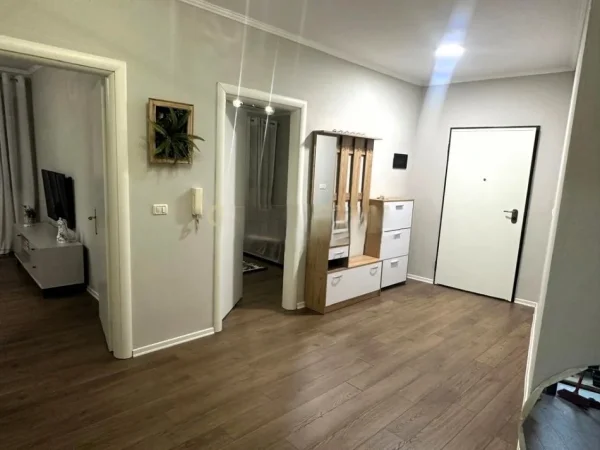 Tirane, jepet me qera apartament 1+1 Kati 4, 78 m² 750 € (QENDER)