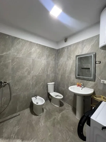 Tirane, jepet me qera apartament 1+1 Kati 3, 50 m² 550 € (Prane Kika 2)
