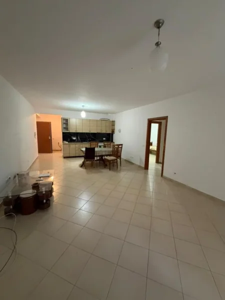 Durres, jepet me qera apartament 2+1 Kati 3, 100 m² 350 € (Pallati Sportit)