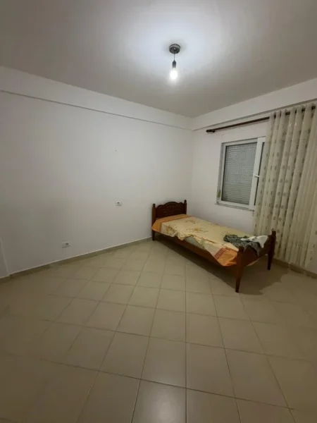 Durres, jepet me qera apartament 2+1 Kati 3, 100 m² 350 € (Pallati Sportit)