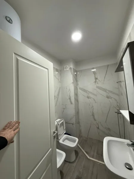 Tirane, jepet me qera apartament 1+1+Ballkon Kati 4, 72 m² 450 € (Astir, afër Vilës L)