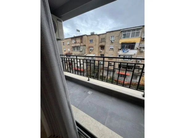 Tirane, jepet me qera apartament 2+1+PARKIM Kati 2, 77 m² 900 € (SHKOLLA E KUQE)