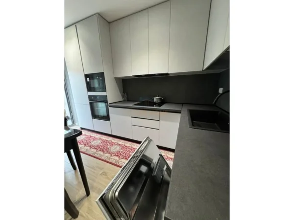 Tirane, jepet me qera apartament 2+1+PARKIM Kati 2, 77 m² 900 € (SHKOLLA E KUQE)