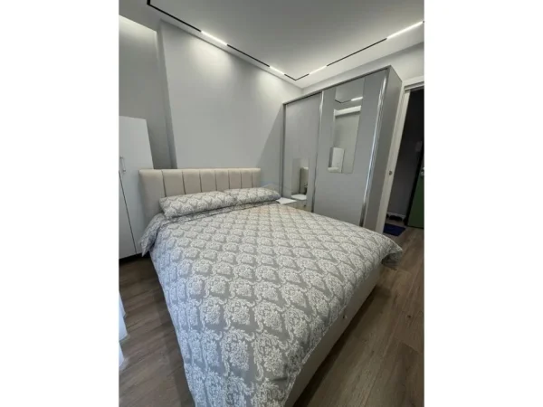 Tirane, jepet me qera apartament 2+1+PARKIM Kati 2, 77 m² 900 € (SHKOLLA E KUQE)