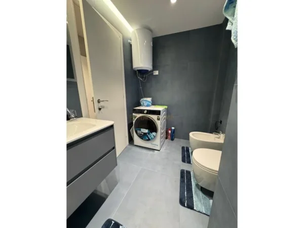 Tirane, jepet me qera apartament 2+1+PARKIM Kati 2, 77 m² 900 € (SHKOLLA E KUQE)