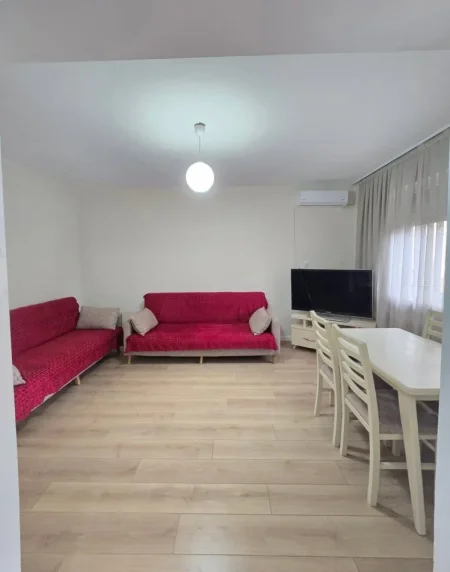 Tirane, jepet me qera apartament 1+1+Ballkon Kati 3, 60 m² 450 € 