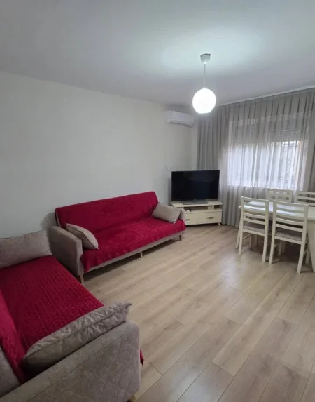 Tirane, jepet me qera apartament 1+1+Ballkon Kati 3, 60 m² 450 € 