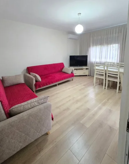 Tirane, jepet me qera apartament 1+1+Ballkon Kati 3, 60 m² 450 € 