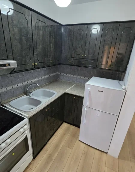 Tirane, jepet me qera apartament 1+1+Ballkon Kati 3, 60 m² 450 € 