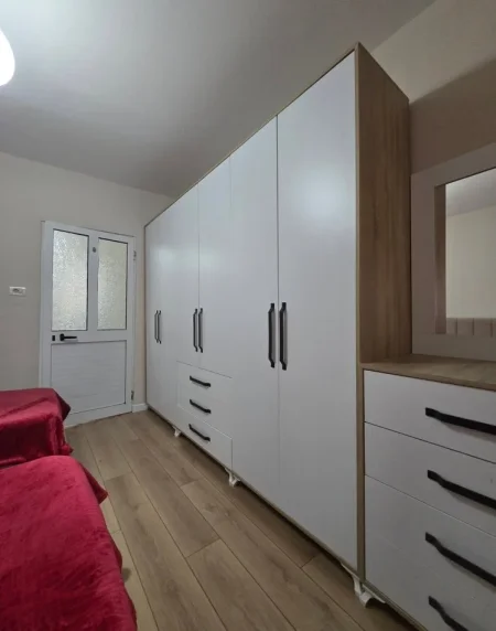 Tirane, jepet me qera apartament 1+1+Ballkon Kati 3, 60 m² 450 € 