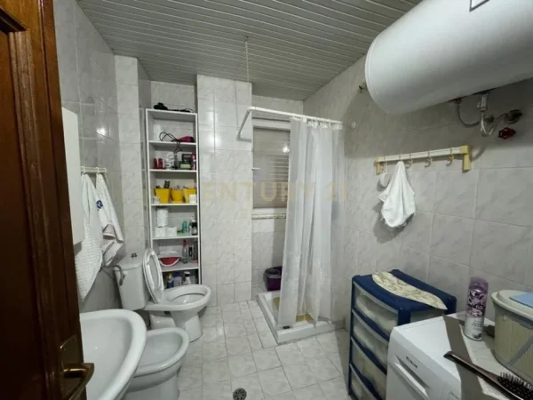 Tirane, shes apartament 2+1+Ballkon Kati 1, 200.000 € 