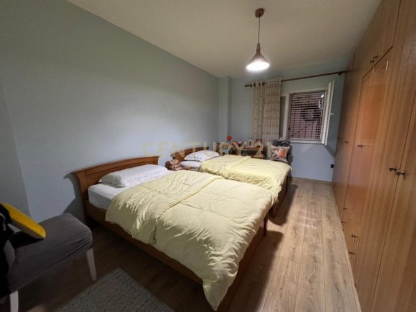 Tirane, shes apartament 2+1+Ballkon Kati 1, 200.000 € 