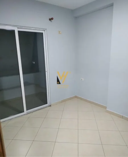 Tirane, jepet me qera apartament 2+1+Ballkon Kati 4, 90 m² 550 € (PAZARI I RI)