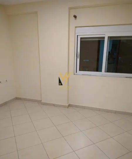 Tirane, jepet me qera apartament 2+1+Ballkon Kati 4, 90 m² 550 € (PAZARI I RI)