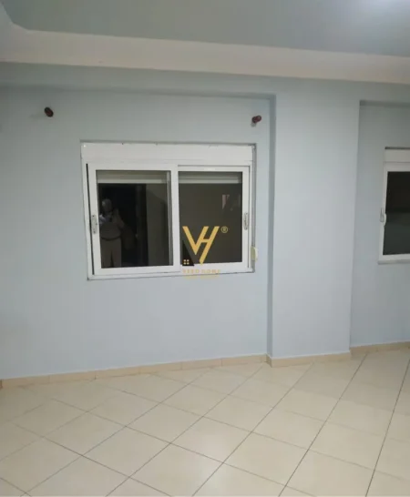 Tirane, jepet me qera apartament 2+1+Ballkon Kati 4, 90 m² 550 € (PAZARI I RI)
