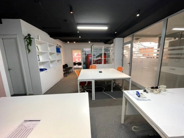 Tirane, jepet me qera zyre Kati 1, 72 m² 1.300 € (Pazari I Ri)