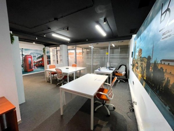 Tirane, jepet me qera zyre Kati 1, 72 m² 1.300 € (Pazari I Ri)