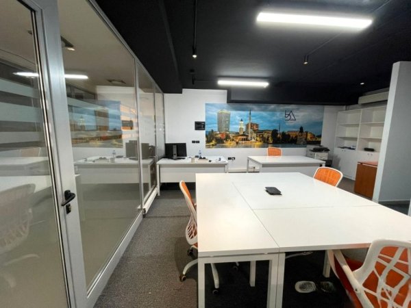 Tirane, jepet me qera zyre Kati 1, 72 m² 1.300 € (Pazari I Ri)