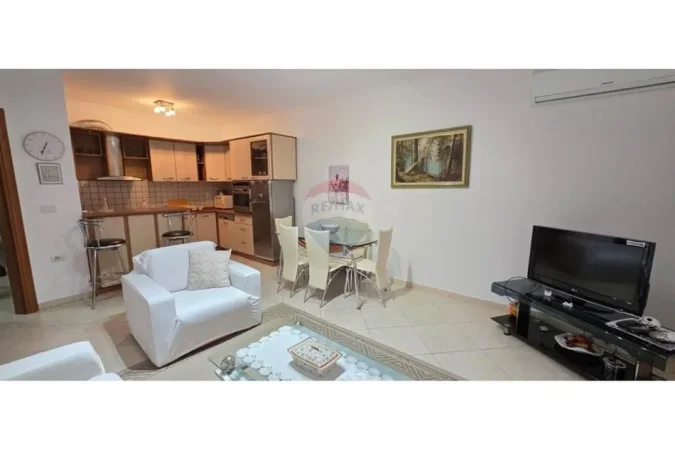 Tirane, jepet me qera apartament 1+1 Kati 4, 64 m² 800 € (Liqeni i Tiranes)