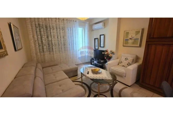 Tirane, jepet me qera apartament 1+1 Kati 5, 67 m² 750 € (Bllok)