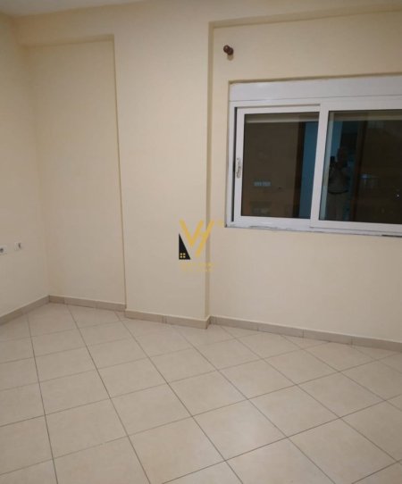 Tirane, jepet me qera zyre Kati 4, 90 m² 550 € (RRUGA RIZA CEROVA)