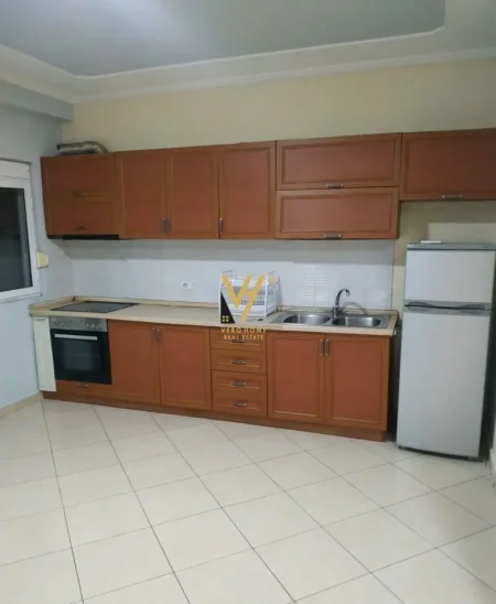 Tirane, jepet me qera zyre Kati 4, 90 m² 550 € (RRUGA RIZA CEROVA)