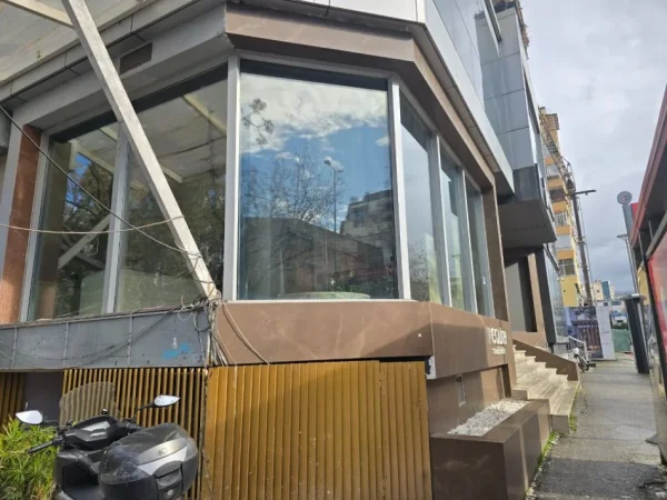 Tirane, jepet me qera dyqan Kati 0, 174 m² 5.000 € (Rruga Sulejman Delvina)