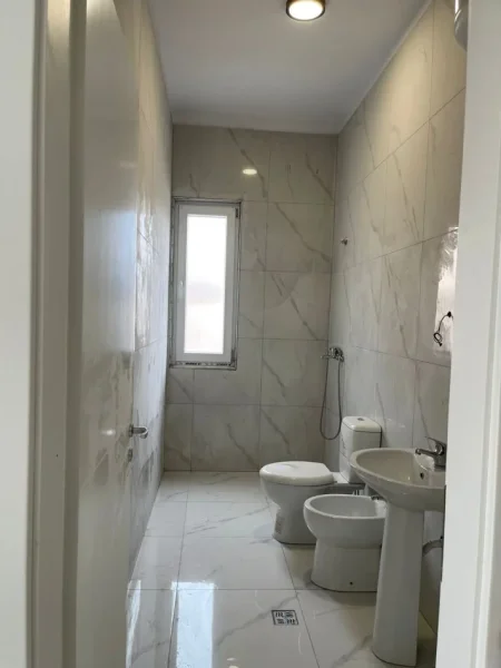 Tirane, jap me qera apartament 1+1 Kati 1, 65 m² 350 € (Bulevardi Blu Kamez)
