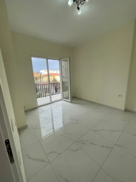 Tirane, jap me qera apartament 1+1 Kati 1, 65 m² 350 € (Bulevardi Blu Kamez)