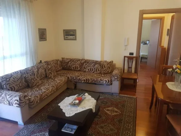 Tirane, jepet me qera apartament 1+1+Ballkon Kati 7, 60 m² 800 € 