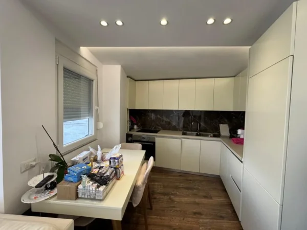 Tirane, jepet me qera apartament 1+1 Kati 5, 750 € 