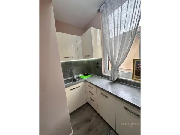 Tirane, jepet me qera apartament 2+1 Kati 3, 70 m² 650 € (Vasil Shanto)