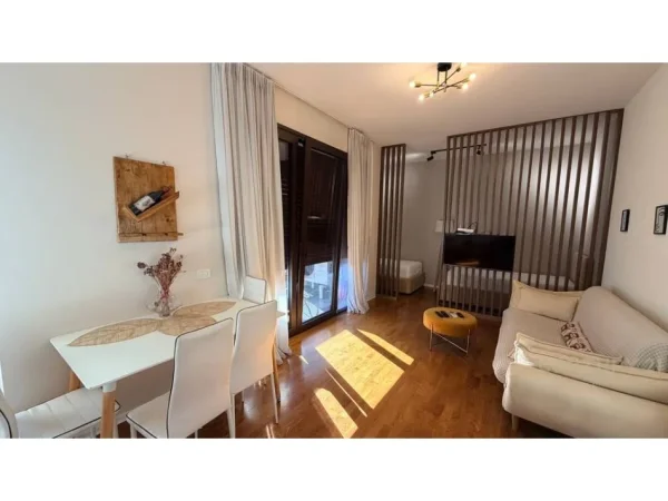 Tirane, jepet me qera apartament 1+1 Kati 9, 70 m² 750 € (Rruga e Barrikadave)