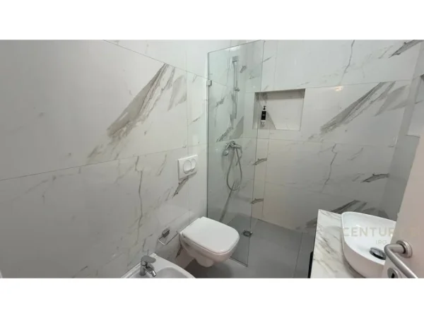 Tirane, jepet me qera apartament 1+1 Kati 9, 70 m² 750 € (Rruga e Barrikadave)