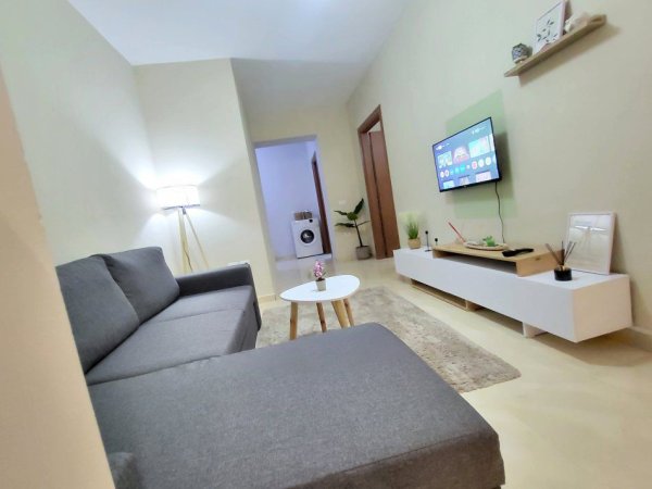 Tirane, jepet me qera apartament 1+1+Ballkon Kati 2, 65 m² 650 € (QENDER)