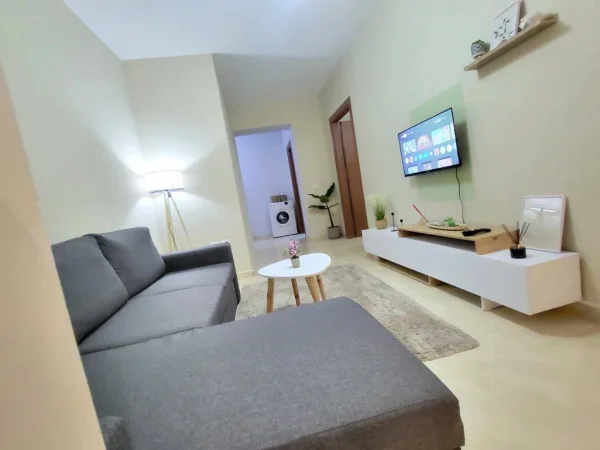 Tirane, jepet me qera apartament 1+1+Ballkon Kati 2, 65 m² 650 € (QENDER)