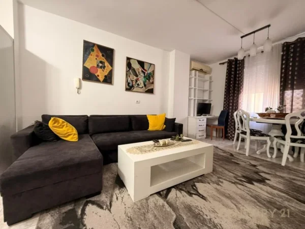 Tirane, jepet me qera apartament 1+1 Kati 6, 70 m² 600 € (Komuna e Parisit)