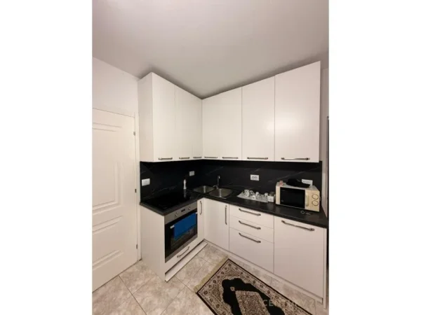 Tirane, jepet me qera apartament 1+1 Kati 6, 70 m² 600 € (Komuna e Parisit)